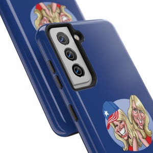 Pu&ograve; includere: Una custodia per telefono blu con un'immagine di cartone animato di due donne vestite di rosso, bianco e blu. La custodia ha un ritaglio per la fotocamera sul retro.