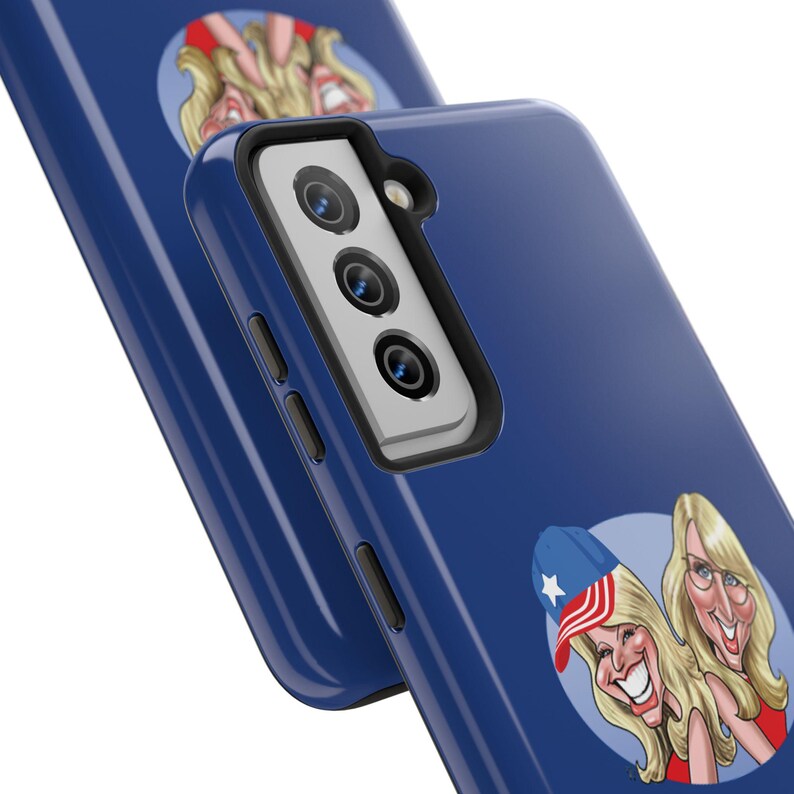 Pu&ograve; includere: Una custodia per telefono blu con un'immagine di cartone animato di due donne vestite di rosso, bianco e blu. La custodia ha un ritaglio per la fotocamera sul retro.