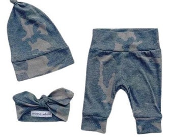 Camo-babyoutfit: legging, T-shirt, geknoopte hoed of hoofdband