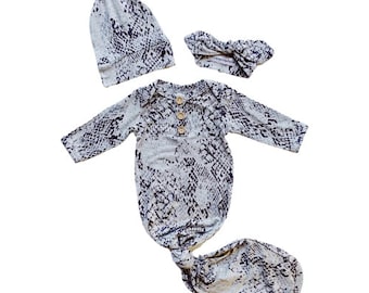 Neugeborenen-Set mit Strampler, Tiermuster und geknoteter Mütze, handgefertigtes Babygeschenk
