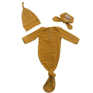 Conjunto de bata para recién nacido color amarillo mostaza / Conjunto unisex para la salida del hospital, gorro y diadema.