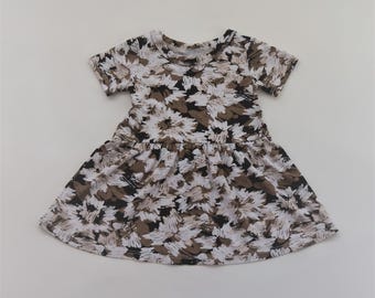 Vestido de muñeca hecho a mano: Vestido de algodón con peplum y estampado de margaritas