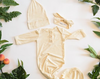 Conjunto de bata anudada unisex para recién nacido en color crema jaspeado: ropa para bebé fabricada en EE. UU.