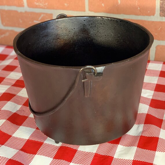 Cast Iron Round Bottom Kettle No. 8 Vintage 3 Footed 9 Quart Etsy