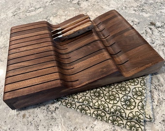 Bloque de cuchillos curvo de nogal negro hecho a mano