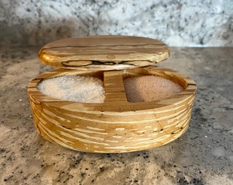 Salero doble de madera de aliso spalted hecho a mano