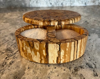 Salero doble de aliso jaspeado hecho a mano: Decoración de cocina gourmet