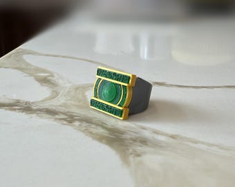 Anello del Potere di Smeraldo, anello da cosplay da eroe indossabile, realizzato nella tua misura, emblema verde glitterato con cornice dorata, anello di tendenza stampato in 3D