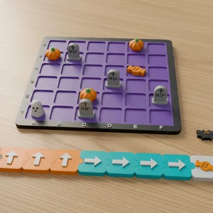 Juego de programación de Halloween para niños: tablero de programación sin pantalla con fichas de flechas, juguete STEM impreso en 3D, actividad de programación para preescolares.