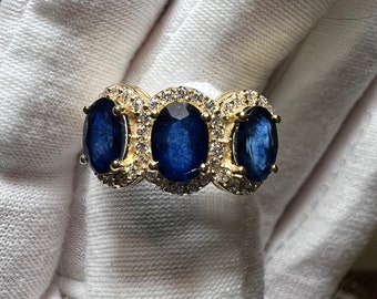 Oro amarillo de 14 quilates (sólido) Anillo de viaje de tres piedras con halo de diamantes y zafiro azul ovalado natural de 3TCW Tamaño 7