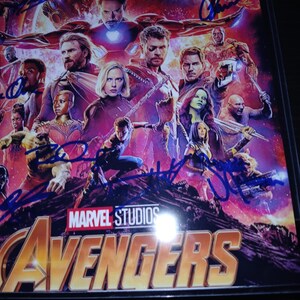 Stan Lee, Chris Evans, Robert Downey jr, Sebastian Stan, Scarlett Johansson, Elizabeth Olsen signierten Avengers 8x10 mit Echtheitszertifikat