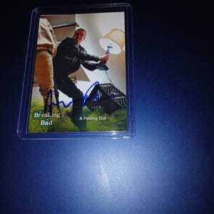 Tarjeta de Breaking Bad autografiada por Aaron Paul con el logo