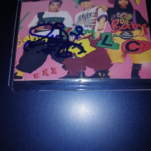 Gesigneerde promo van Lisa Left Eye Lopez met coa