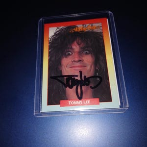 Von Tommy Lee signierte Karte mit Echtheitszertifikat