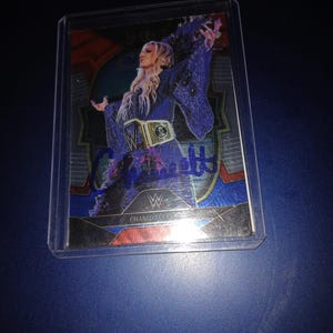 Tarjeta autografiada de Charlotte Flair con coa