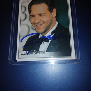 Von Russel Crowe handsignierte Karte mit Echtheitszertifikat