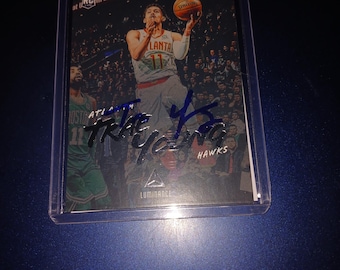 Tarjeta de novato autografiada por Trae Young con certificado