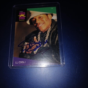 Op de afbeelding: Een ProSet Super Stars Musicards-verzamelkaart met een portret van LL Cool J. De kaart toont LL Cool J met een hoed, een gouden ketting en een zwarte jas. De kaart zit in een beschermende plastic hoes.