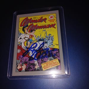 Lynda Carter handsignierte Wonder Woman Karte mit Kapuze