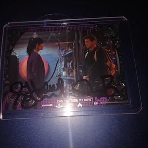 以下が含まれることがあります： 白い文字で「Welcome to our home」と書かれた素朴な木製の看板。 傷んだ仕上げとシンプルで魅力的なデザインで、玄関や玄関に最適です。