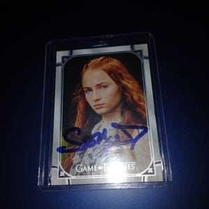 Sophie Turner handsignierte Game of Thrones Karte mit Kapuze