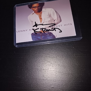 Lenny Kravitz autografou promo com coa. Aproximadamente do tamanho de um cartão de esportes.