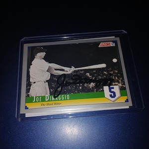 Joe Dimaggio autographed card with coa