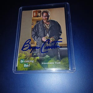 Tarjeta de Breaking Bad autografiada por Bryan Cranston con el logo