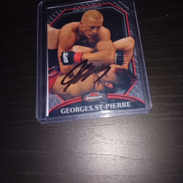 Tarjeta autografiada de George St-Pierre con coa