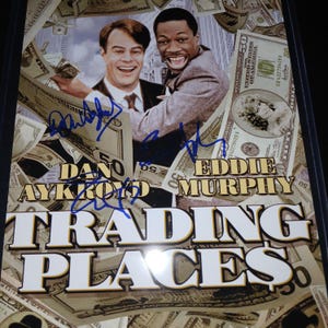 Dan Aykroyd, Eddie Murphy e Jamie Lee Curtis autografaram Trading Places 8x10 com capa