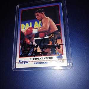 Tarjeta autografiada de Héctor Camacho con escudo