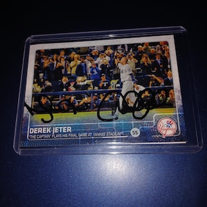 Tarjeta autografiada de Derek Jeter y Mariano Rivera con coa