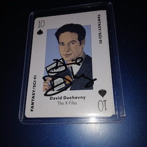 Tarjeta autografiada de Expediente X de David Duchovny con escudo