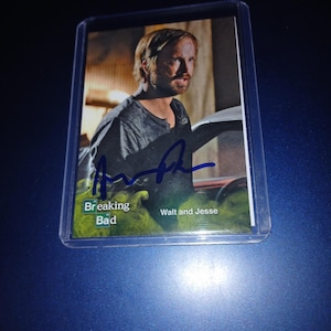 Tarjeta de Breaking Bad autografiada por Aaron Paul con el logo