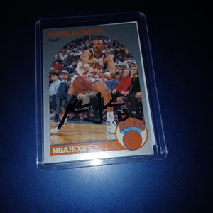 Tarjeta autografiada por Mark Jackson de los hermanos Méndez con el escudo