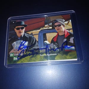 Aaron Paul y Bryan Cranston autografiaron una tarjeta de Breaking Bad con...