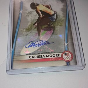 Tarjeta de surfista olímpica autografiada certificada por Caissa Moore