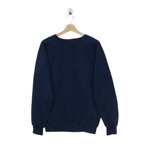 K&ouml;nnte beinhalten: Ein marineblauer Pullover mit langen &Auml;rmeln und einem Rundhalsausschnitt.