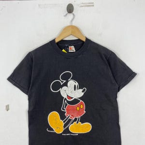 Camiseta vintage de Mickey Mouse de Disney de los 80, con etiqueta de señalización, talla pequeña, negra, costura simple, hecha en EE. UU., estilo retro, de Walt Disney Productions, rara. imagen 3