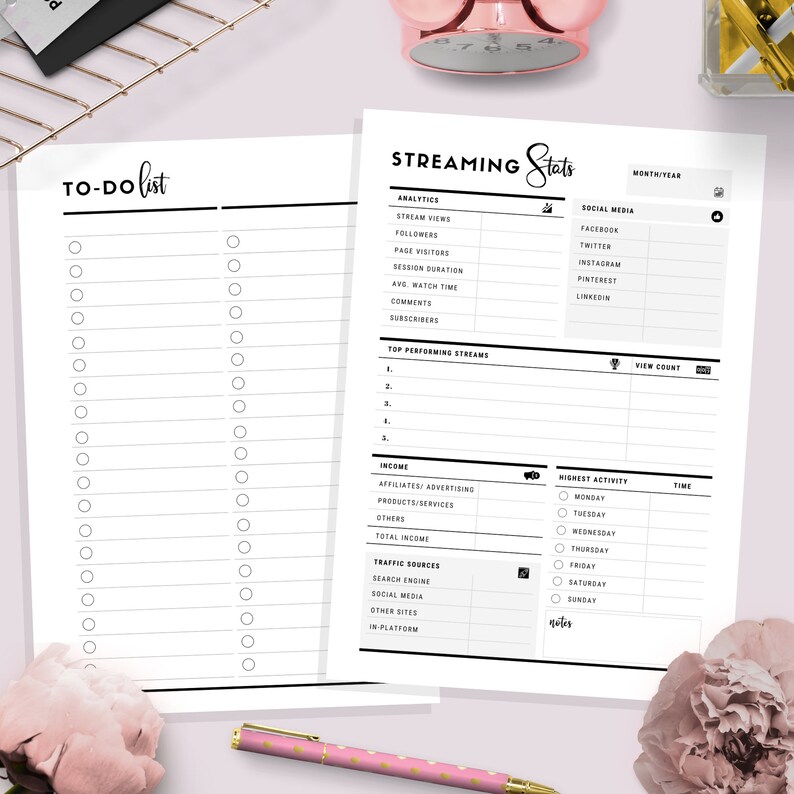K&ouml;nnte beinhalten: Ein schwarz-wei&szlig;er druckbarer To-Do-Liste und Streaming-Statistik-Tracker. Die To-Do-Liste hat eine Spalte f&uuml;r Aufgaben und eine Spalte f&uuml;r erledigte Aufgaben. Der Streaming-Statistik-Tracker enth&auml;lt Abschnitte f&uuml;r Analysen, Top-Performing-Streams, Einnahmen, Traffic-Quellen und h&ouml;chste Aktivit&auml;t.