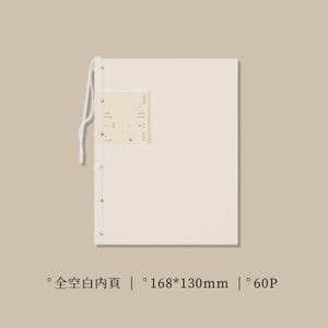 Pu&ograve; includere: Quaderno color crema con copertina morbida e rilegatura bianca. Il quaderno ha una piccola etichetta beige con illustrazioni e testo minimalisti. Dimensioni: 16,8 cm x 13 cm.