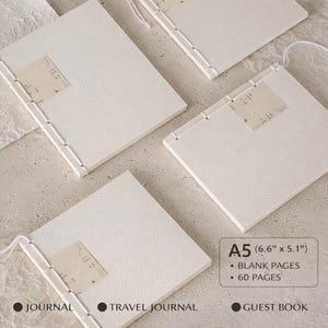 Pu&ograve; includere: Quattro diari A5 (16,8 cm x 13 cm) vuoti con copertine bianche e dorsi cuciti. Ogni diario ha una piccola etichetta rettangolare. Il testo sull'etichetta &egrave; illeggibile. I diari sono etichettati come "JOURNAL", "TRAVEL JOURNAL" e "GUEST BOOK".
