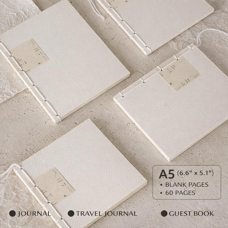 Pu&ograve; includere: Quattro diari A5 (16,8 cm x 13 cm) vuoti con copertine bianche e dorsi cuciti. Ogni diario ha una piccola etichetta rettangolare. Il testo sull'etichetta &egrave; illeggibile. I diari sono etichettati come "JOURNAL", "TRAVEL JOURNAL" e "GUEST BOOK".
