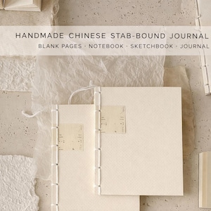 Pu&ograve; includere: Diario cinese fatto a mano con rilegatura a punto e pagine bianche. Il diario bianco sporco &egrave; cucito con filo bianco. Il testo "HANDMADE CHINESE STAB-BOUND JOURNAL" &egrave; stampato nella parte superiore dell'immagine. &Egrave; un taccuino e un blocco per schizzi.