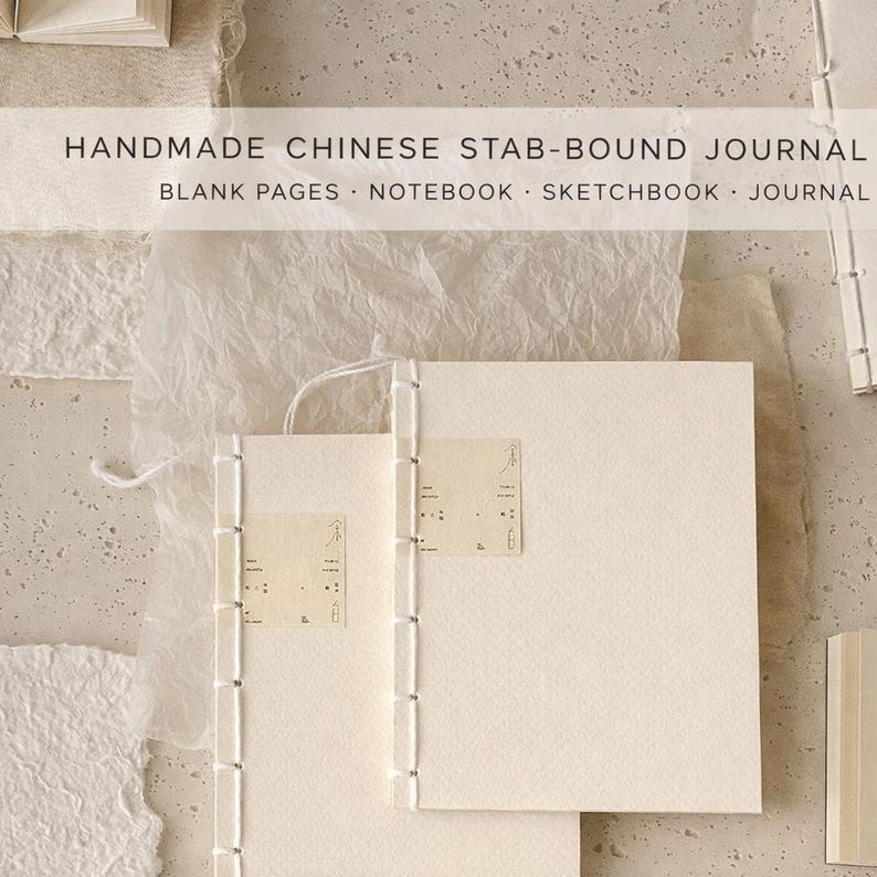 Pu&ograve; includere: Diario cinese fatto a mano con rilegatura a punto e pagine bianche. Il diario bianco sporco &egrave; cucito con filo bianco. Il testo "HANDMADE CHINESE STAB-BOUND JOURNAL" &egrave; stampato nella parte superiore dell'immagine. &Egrave; un taccuino e un blocco per schizzi.