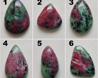 Pode incluir: Seis pedras preciosas em cabochão, cada uma com um padrão único de verde, rosa e preto. As pedras preciosas são numeradas de 1 a 6.