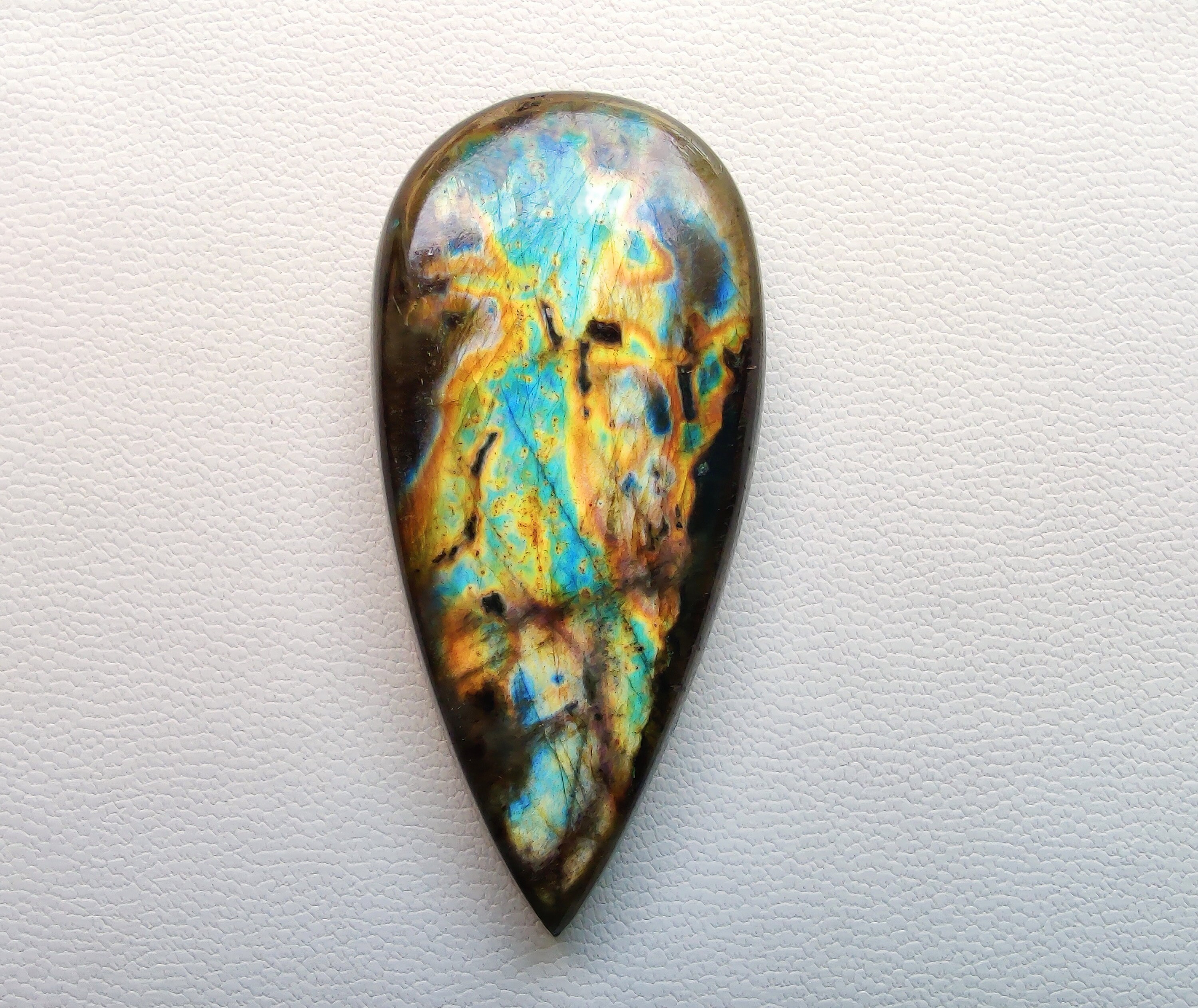 ユニークで希少なラブラドライト宝石、マルチフラッシーな