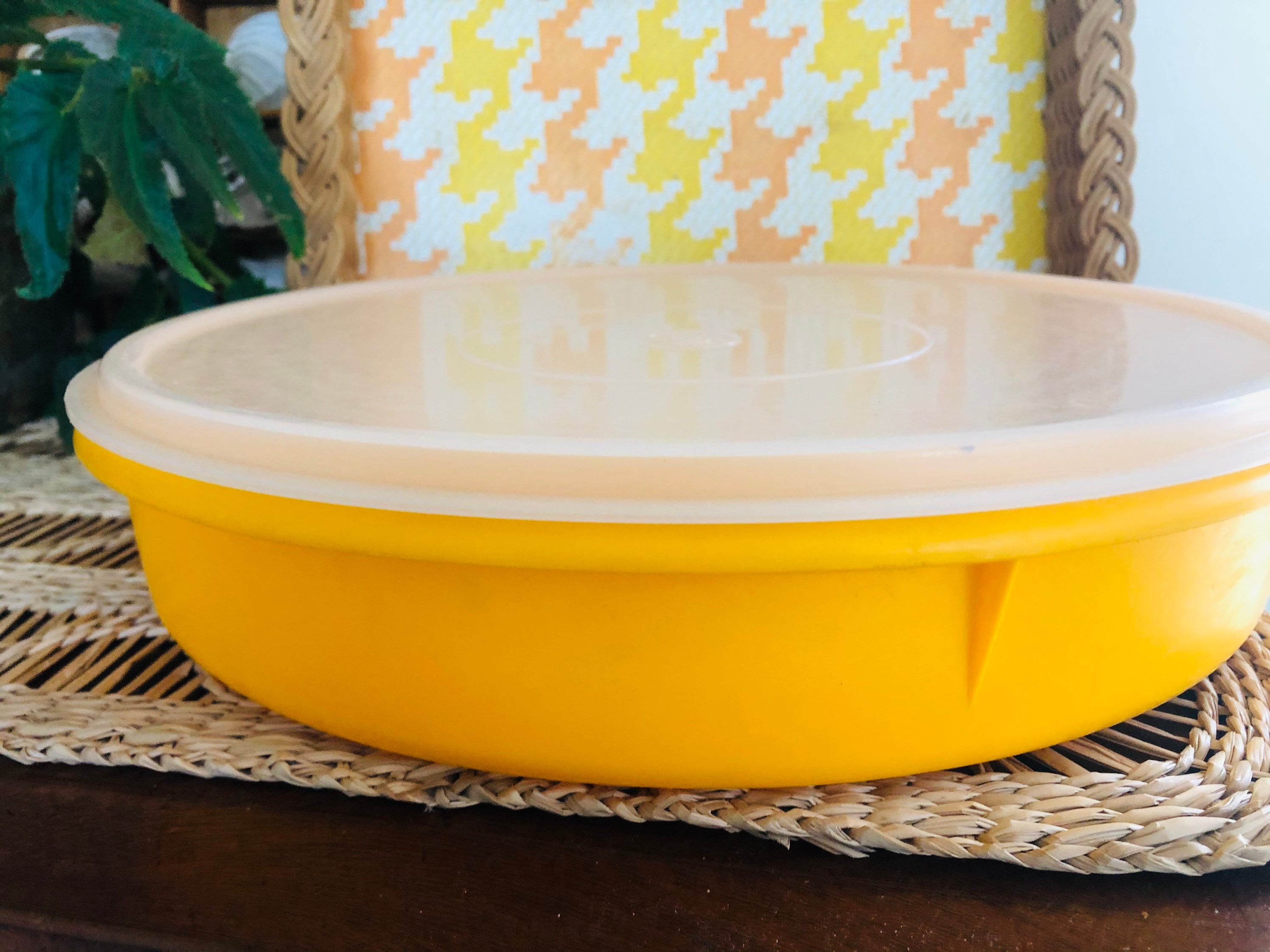 Large round vintage yellow Tupperware container. In excellent Etsy