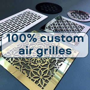 Pode incluir: Uma variedade de grelhas de ar personalizadas em diferentes estilos e acabamentos. As grelhas são feitas de metal e têm designs intrincados. O texto "100% custom air grilles" é exibido na imagem.
