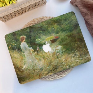 Peut inclure: Une coque d'ordinateur portable avec une peinture classique représentant une femme en robe blanche près d'une rivière. L'œuvre est principalement verte et dorée, avec un bateau en arrière-plan. Le logo Apple est visible.